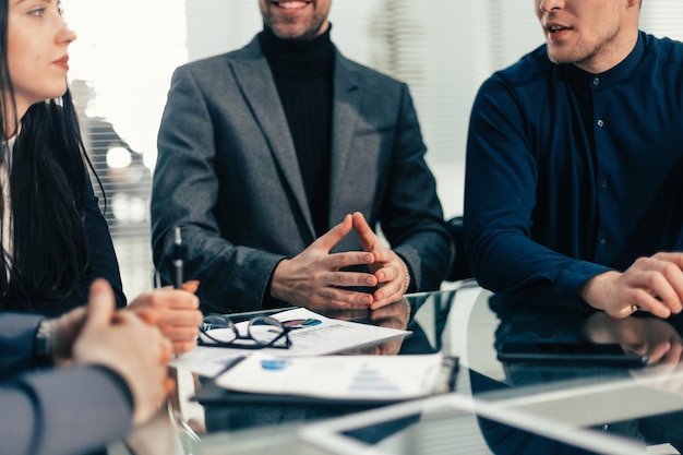 Fermer . les employés partagent leurs idées les uns avec les autres. travail en équipe