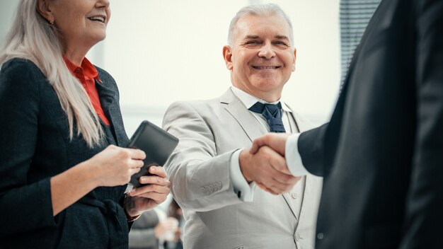 Photo fermer. gens d'affaires confiants se serrant la main. le concept de coopération
