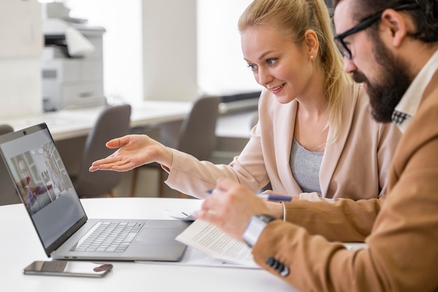 Fermer les gens au travail