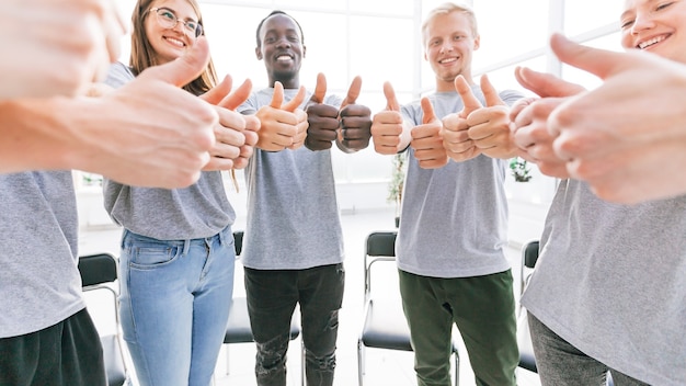 Photo fermer. groupe souriant de jeunes debout dans un cercle. concept de réussite