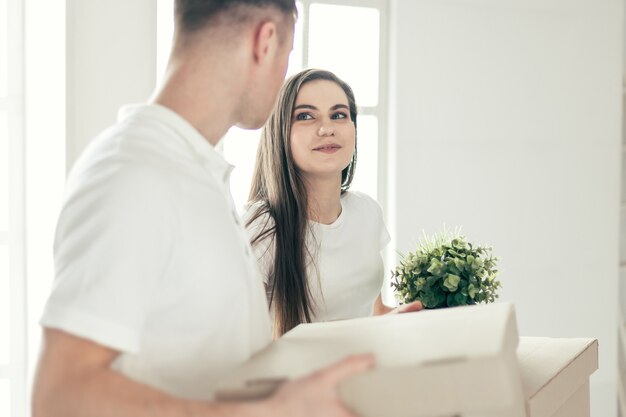 Fermer. heureux jeune couple dans un nouvel appartement. photo avec un espace de copie.