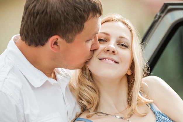 Fermer. heureux mari embrassant sa femme.le concept de bonheur familial