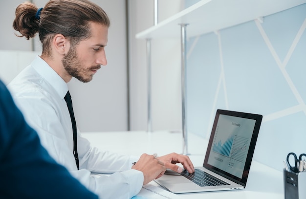 Fermer. homme d'affaires analysant les données financières. les gens et la technologie.