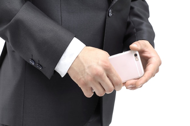 Fermer. homme d'affaires détenant un smartphone.isolated sur blanc.