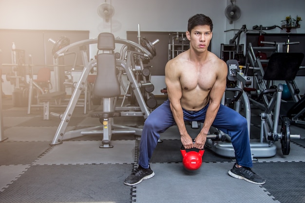 Photo fermer les hommes dans les concepts d'exercice gym for body health