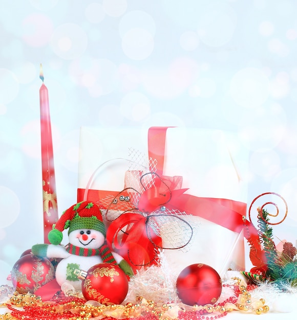 Fermer. joyeux bonhomme de neige, coffret cadeau et boules de Noël. le concept de Noël
