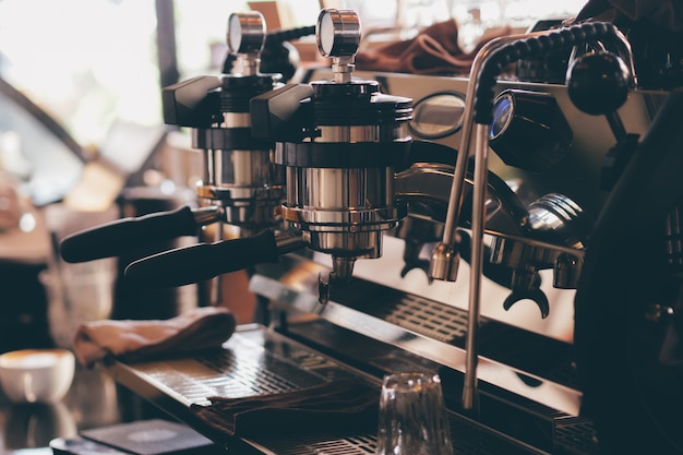 fermer la main de barista faisant une tasse de café.