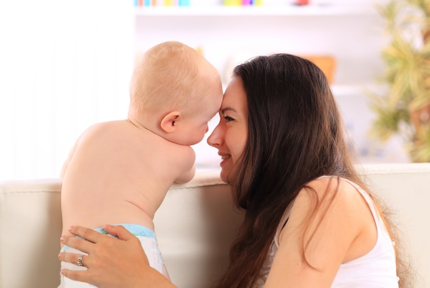 Fermer. maman heureuse jouant avec son bébé. les gens, les enfants, les émotions.