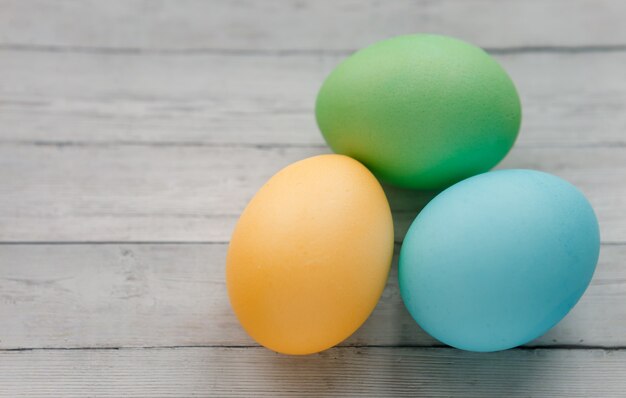 Fermer. Oeufs de Pâques sur une surface en bois clair