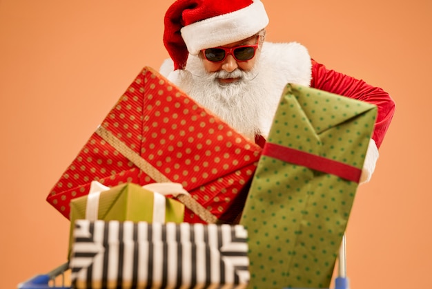 Fermer le panier plein de coffrets cadeaux près du père Noël