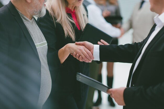 Fermer. les participants de l'atelier, se serrant la main. notion de coopération