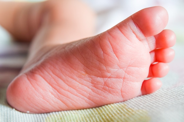 fermer le pied de bébé sur le lit