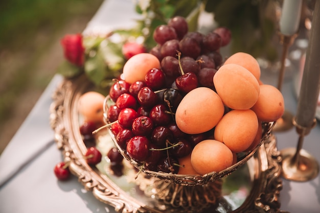 Fermer. vase avec des fruits et des bougies sur la table de vacances