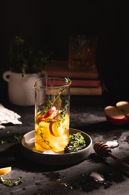 Fermer un verre à cocktail avec des fruits