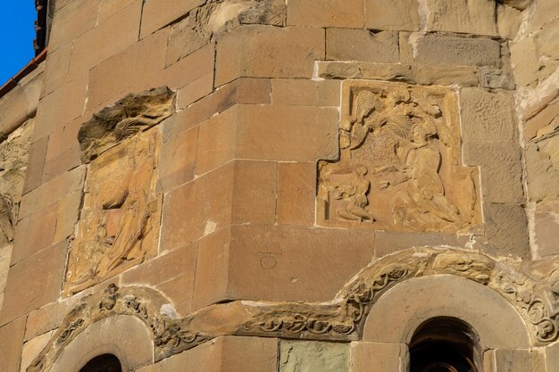 Fermer la vue de bas-relief à la façade extérieure de l'ancien monastère de Jvari Mtkkheta Géorgie