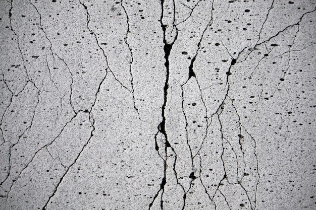 Fermer la vue d&#39;un mur texturé avec de nombreuses fissures.