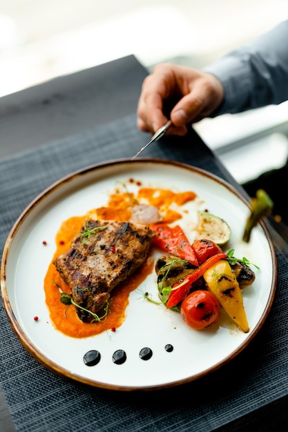 Fermer la vue d'un plat de viande de restaurant. Concept de dîner ou de déjeuner