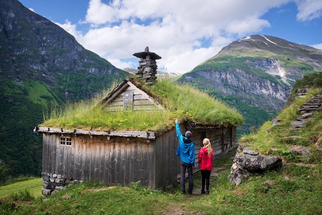 Photo fermes de montagne le long du fjord geirangerfjorden norvège