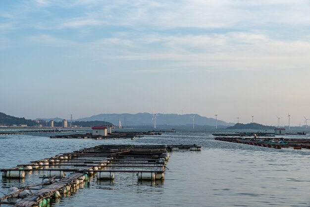 Fermes de pêche sous le ciel bleu et sur le ciel bleu