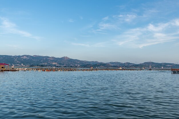 Fermes de pêche sous le ciel bleu et sur le ciel bleu