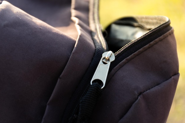 Fermeture éclair d'un sac à dos ouvert à l'extérieur