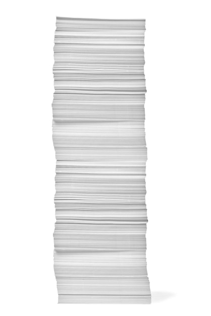 Photo fermeture d'une pile de papier sur fond blanc