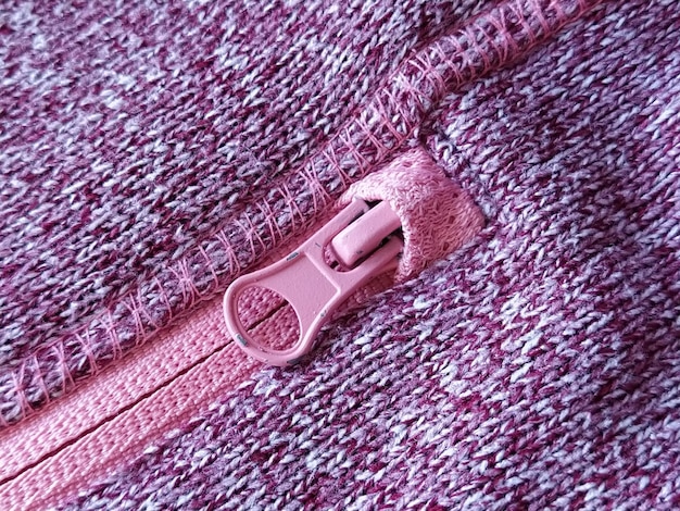 Fermeture rose avec un curseur sur le tissu tricoté