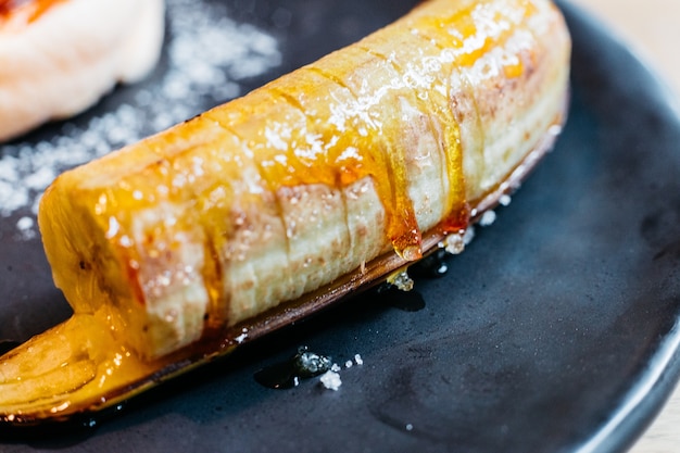 Fermez la banane au caramel pour manger avec des crêpes moelleuses et de la crème glacée.