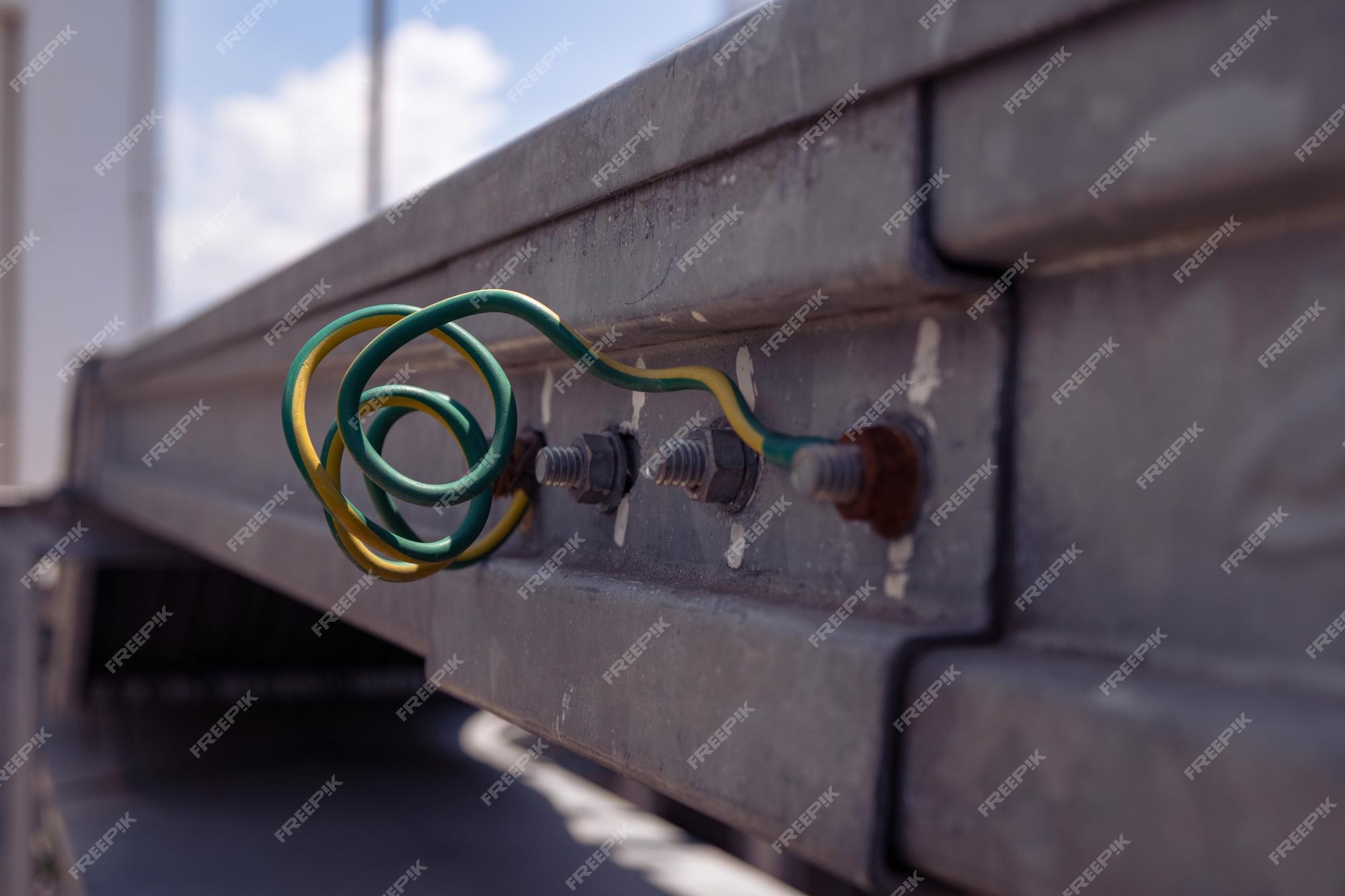 Mise à La Terre Chemin De Cable Fermez Le Câble De Mise à La Terre Du Chemin De Câbles Sur L'alimentation Du Câble D'installation. | Photo Premium