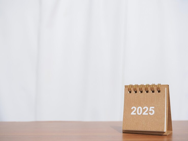Photo fermez le calendrier de bureau 2025 sur la table avec un espace de copie résolution objectif action planification et gestion pour le succès des affaires