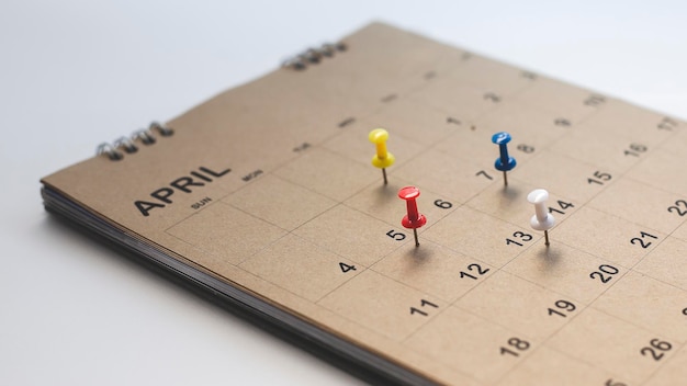 Fermez le calendrier sur la table dans le concept de planification