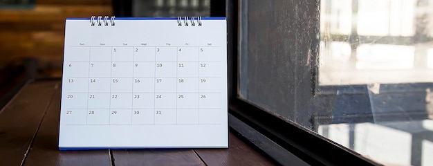 Fermez le calendrier sur la table marron dans les idées de planification