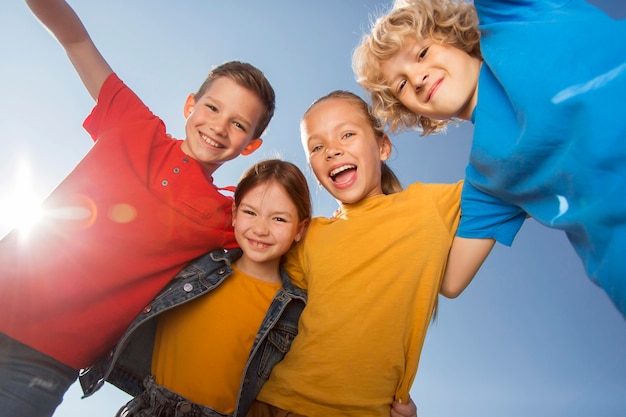 Photo fermez les enfants heureux ensemble