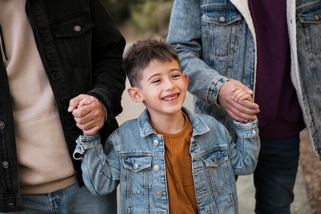 Photo fermez les enfants heureux avec les parents