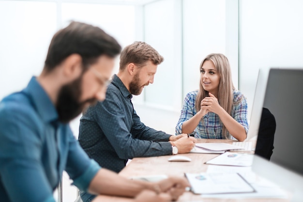 Fermez l'équipe créative des employés travaille dans les gens de bureau et la technologie