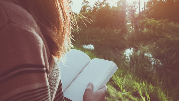 Fermez la main de la femme en lisant le livre.