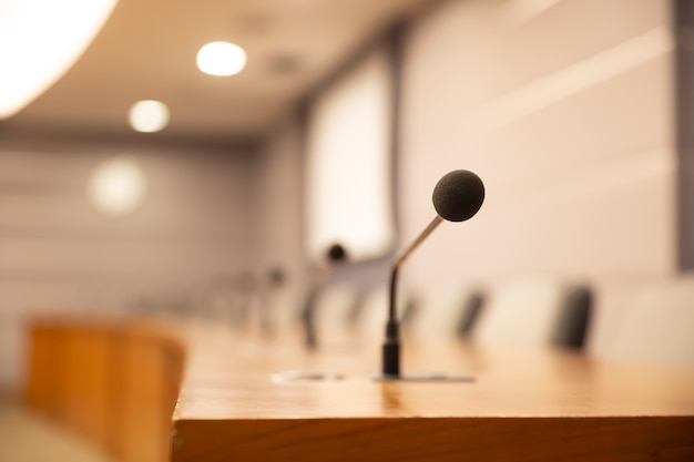 Fermez le microphone de conférence sur la table de réunion.