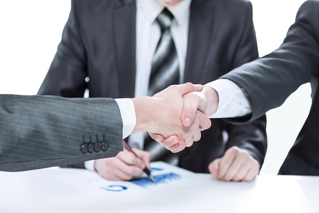 Fermez la poignée de main confiante des partenaires commerciaux le concept de coopération