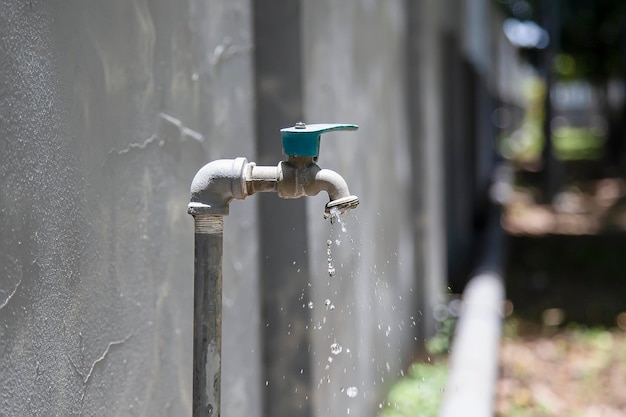 Fermez le robinet d'eau dans la pelouse.