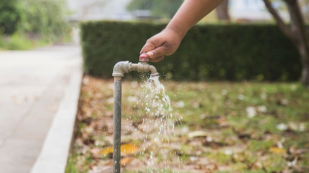 Fermez le robinet d'eau dans la pelouse