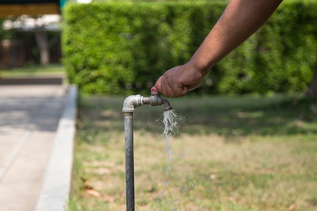 Fermez le robinet d'eau dans la pelouse