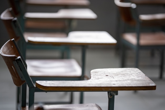 Fermez la salle de conférence ou la salle de classe vide de l'école avec des bureaux et une chaise à l'université