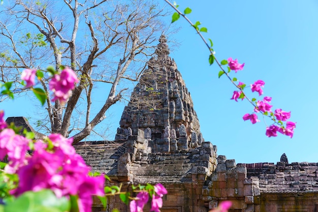 Fermez le sanctuaire principal de Prasat Hin Phanom Rung ou le château de pierre de Phanom Rung dans le parc historique de Phanom Rung le matin , province de Buriram , Thaïlande