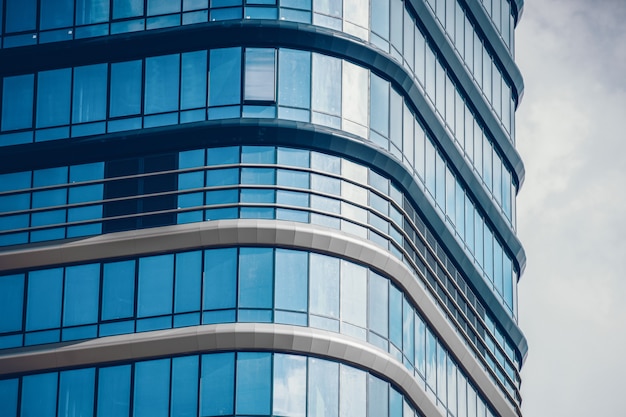 Fermez-vous vers le haut d'un immeuble moderne en béton et en verre