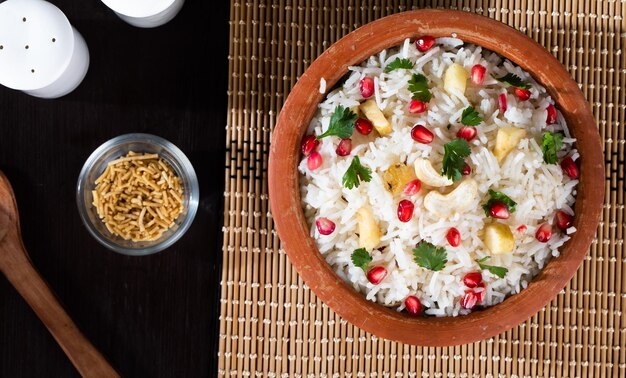 Photo fermez-vous vers le haut de la nourriture indienne tawa pulao riz avec des légumes et des épices