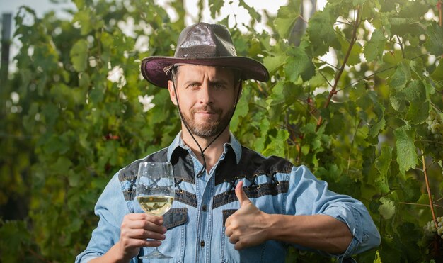 Fermier boit du vin. à votre santé. vigneron buvant. homme propriétaire de vignoble. vigneron professionnel