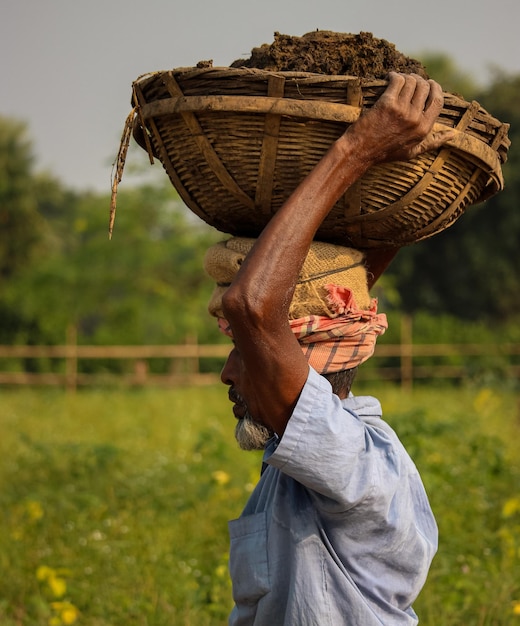 Photo un fermier est au travail