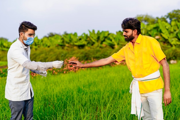 Fermier indien avec agronome