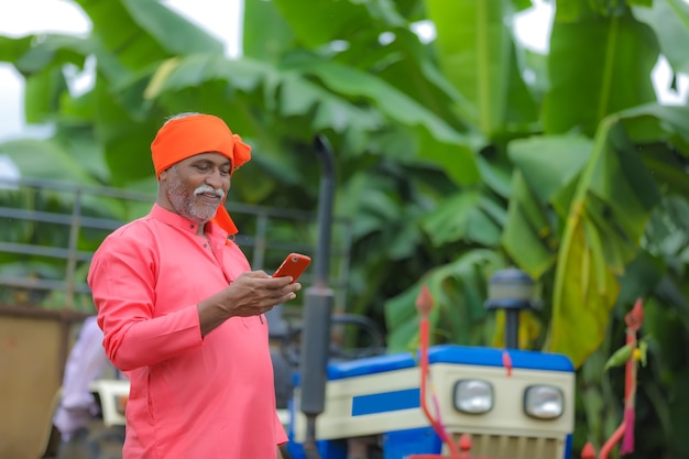 Fermier indien à l'aide d'un smartphone