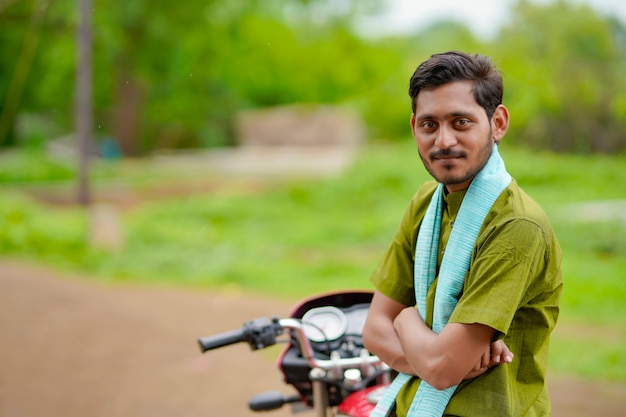 Fermier indien assis sur une nouvelle moto.